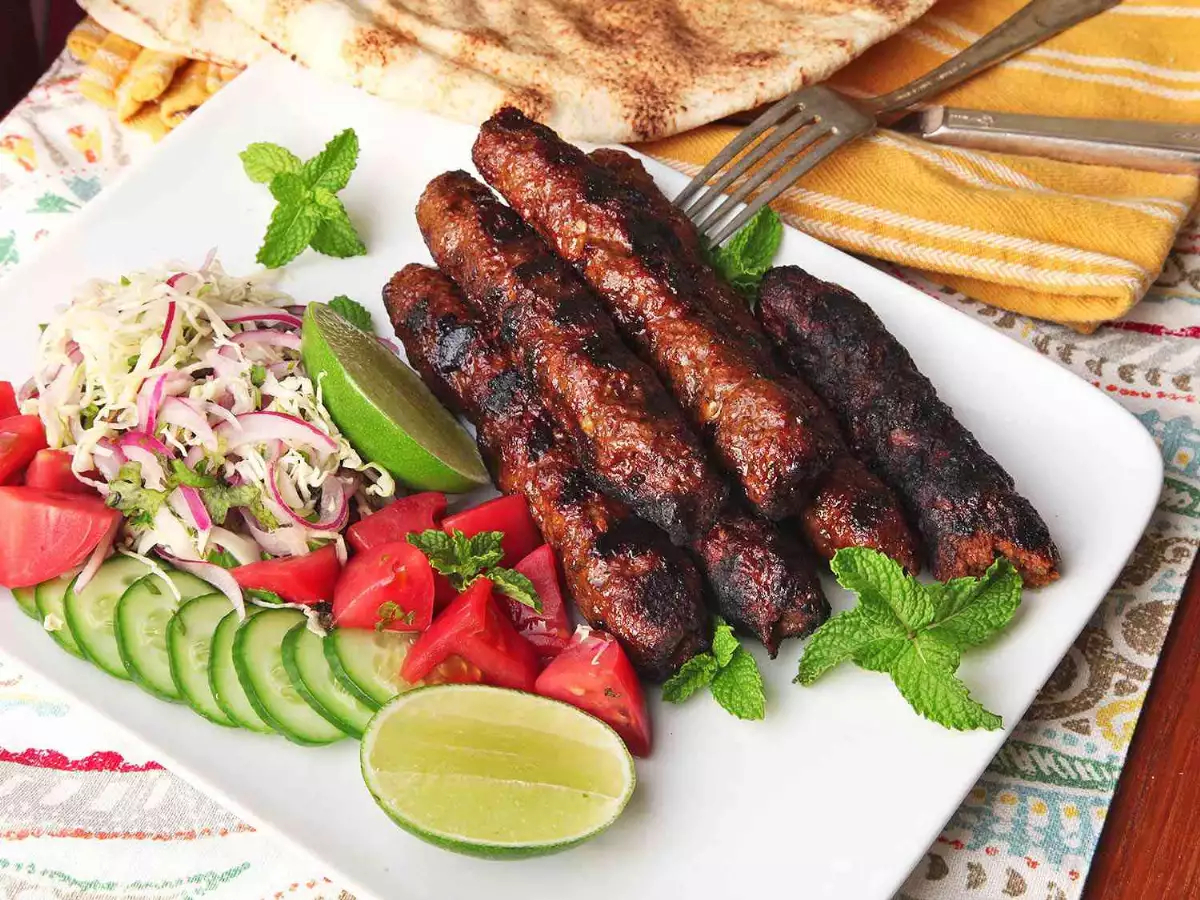 Seekh kebab - Brochette d‘agneau aux herbes fraiches; grillée au tandoor